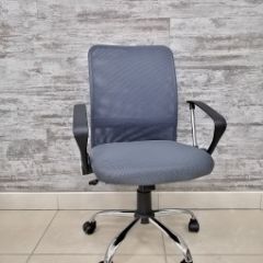 Кресло Barneo K-147 для персонала (серая ткань и сетка) в Покачах - pokachi.mebel24.online | фото 1
